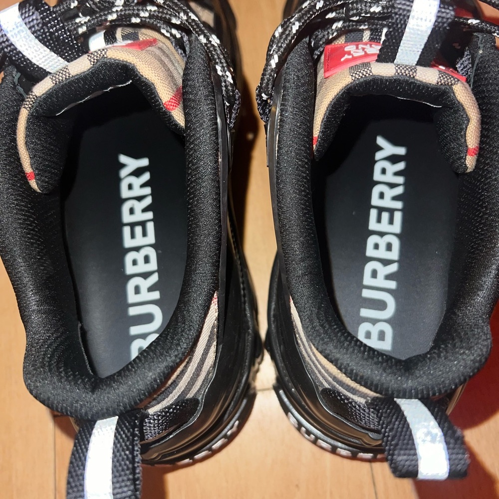 Burberry shoes - Picture 4 of 5